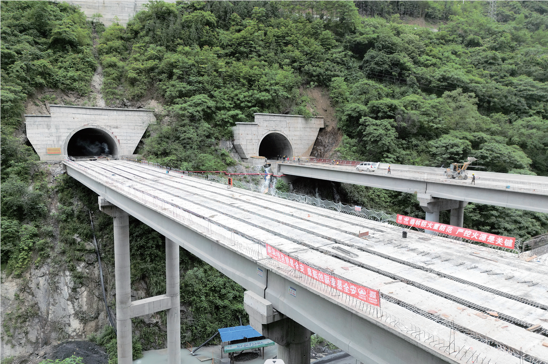 世界第一埋深 峨汉高速公路大峡谷隧道双幅贯通(图1)