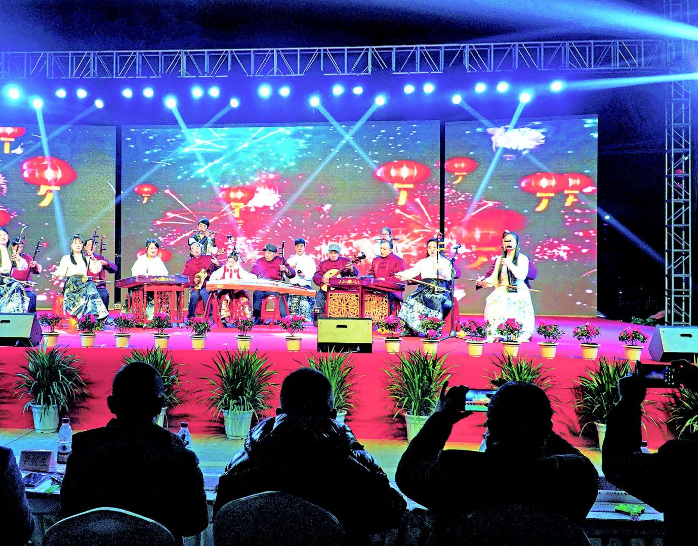 犍为县定文镇： 干群欢聚 载歌载舞(图1)