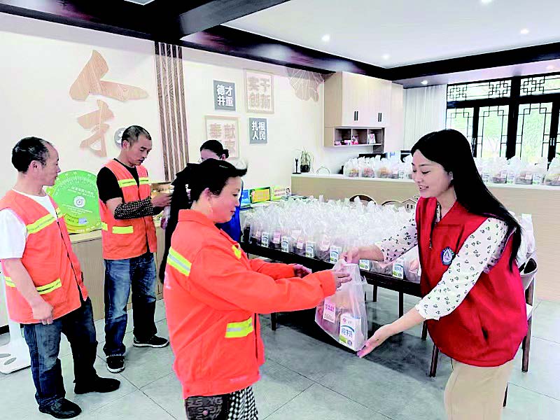 峨眉山市: 爱心早餐让环卫工人 胃暖心更暖(图1) 峨眉山市: 爱心早餐让环卫工人 胃暖心更暖(图1)