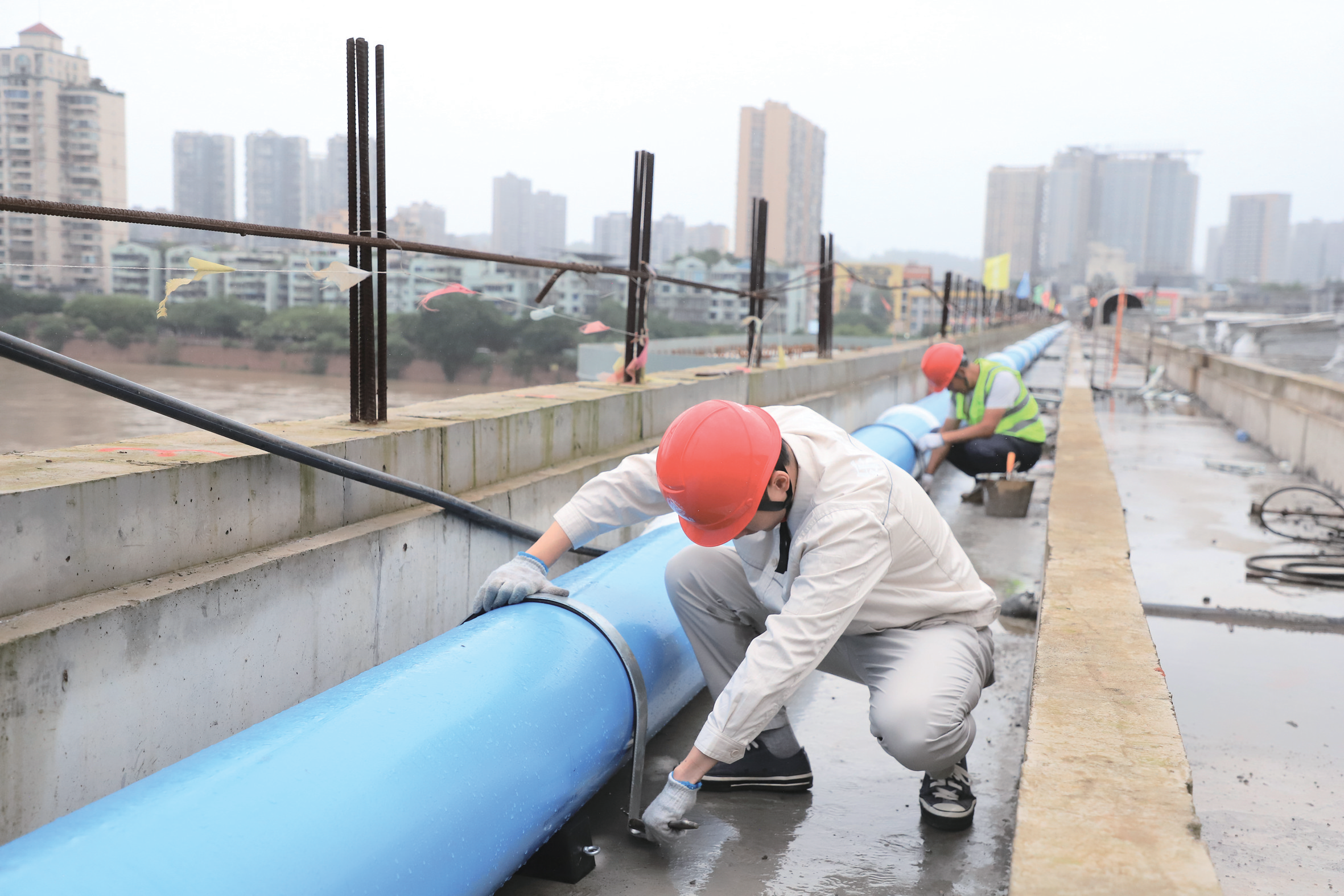 致江路桥过桥段给水工程加紧推进