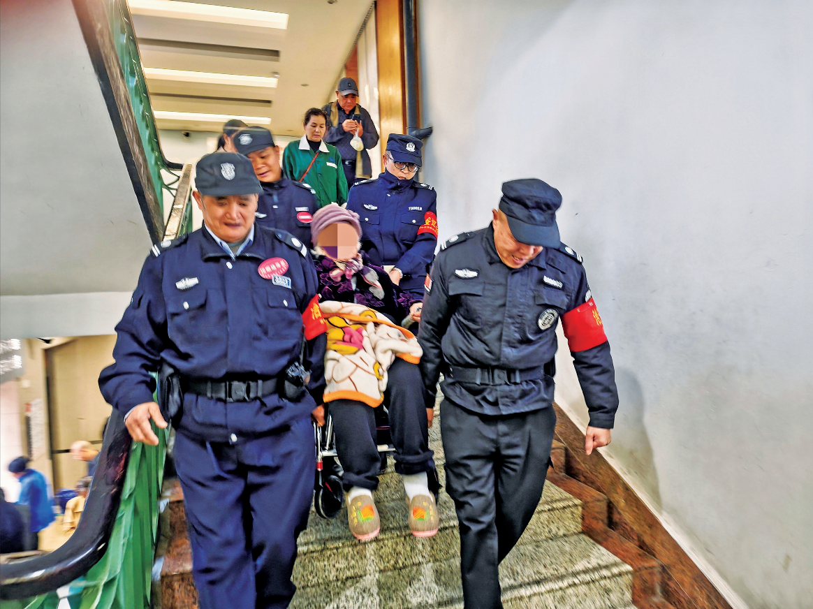 市中区人民医院 电梯维保保安“抬”起暖心通道(图1)